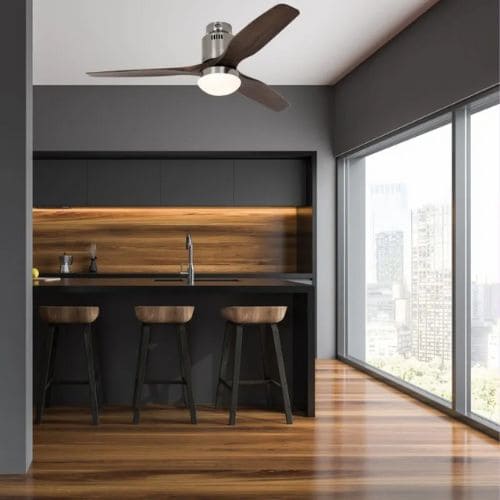 Déstratificateur d air salle de sport: plafond ventilateur moderne au-dessus d’un comptoir de cuisine, avec trois tabourets en bois, bois au sol et grande baie vitrée lumineuse.
