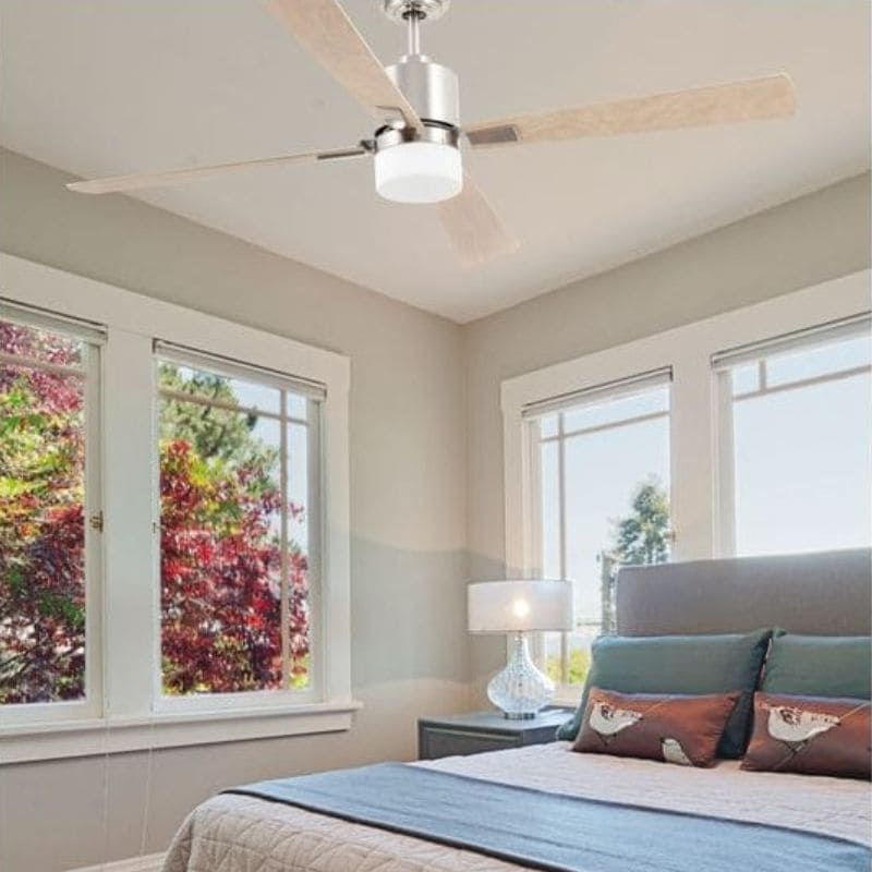 Déstratificateur d'air maison : chambre lumineuse avec lit, tables de chevet et plafonnier, ventilateur au plafond et vue sur jardin par les fenêtres.