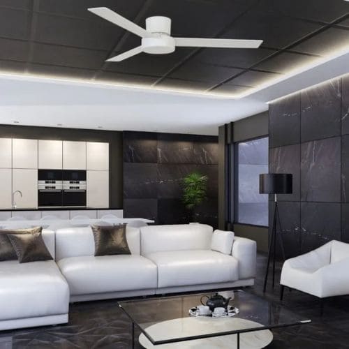 Installation d’un ventilateur de plafond moderne dans un salon élégant, avec canapé blanc et cuisine intégrée, ambiance lumineuse et sécurisée.