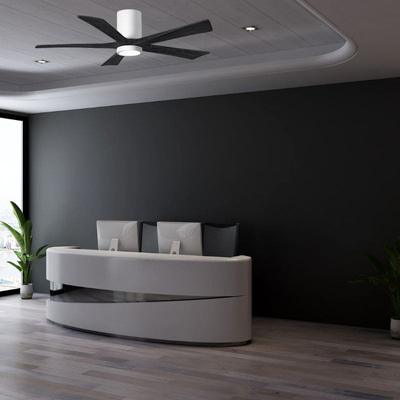 Réalité d’un espace réception élégant avec un grand meuble curviligne gris clair, serveurs ou réceptionnistes derrière, mur sombre et plantes vertes en coin. Destraf d’air? (intégration du mot-clé: destratificateur d'air obligation)